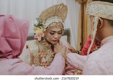 Makassar, Indonesia - April 12, 2018: Mappasikarawa, Bringing Together The Bride And Groom After Carrying Out The Marriage Contract, The Tradition Of The Bugis Makassar Community.