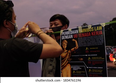 Makassar, Indonesia - October 16, 2020: Students Put Up A Poster Related To The Differences Between The Omnibus Law And The Labor Law