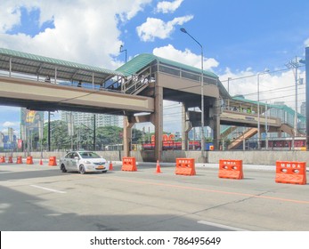 Makati City, Philippines - November 12, 2017:Pedestrian Overpass In Guadalupe. This Also Shows The Traffic During The 2017 ASEAN Summit Held In The Philippines