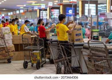 MAKATI, PHILIPPINES - Oct 25, 2021: A Group Of People In The Supermarket During The Covid Pandemic