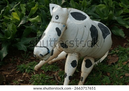 make animal replicas using used mineral water bottles