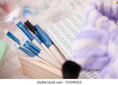 Make up brush in the box. Face makeup artist brush tool kit box.