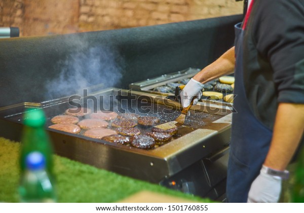 make-burgers-on-grill-restaurant-600w-1501760855.jpg