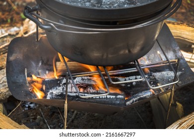 Make Camping Dishes In A Heavy Cast Iron Pot (Dutch Oven)