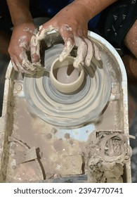 make clay ceramics manually with the wheel throwing technique