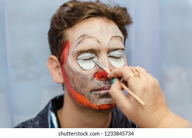 Make Up The Clown. Makeup For The Actor. Make Up The Actor On The Play. Brings Makeup With A Brush.