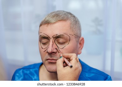 Make up the clown. Makeup for the actor. Make up the actor on the play. Brings makeup with a brush.