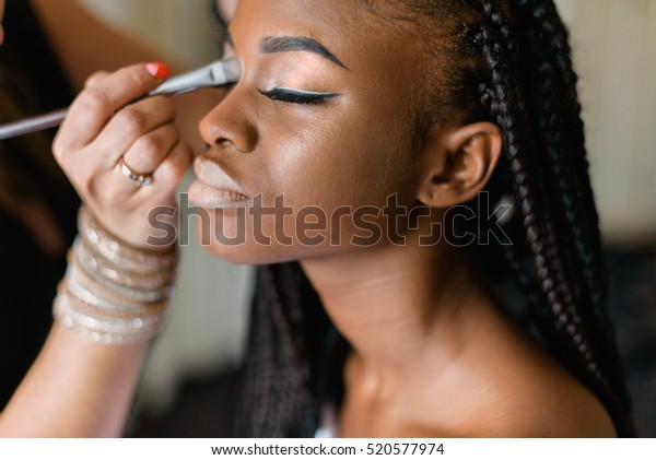 アフリカの黒人女性に化粧をして 編み組みの美しいモデル の写真素材 今すぐ編集