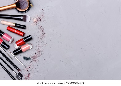 Make Up The Essentials. A Set Of Professional Makeup Brushes And Cosmetics On A Gray, Concrete Background. Space For Your Text Or Logo. Perfect For A Beauty Blog. Flatly, Horizontal.