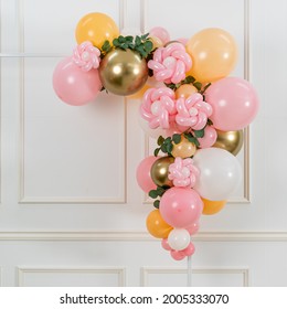 Make flowers with balloons and decorate the interior with backdrops.