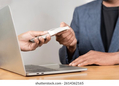Gana dinero en línea o ingresos en línea. Concepto de transferencias de dinero. La banca por Internet funciona en línea. Obtenga dinero de negocios en línea con dólares estadounidenses en la mano. 