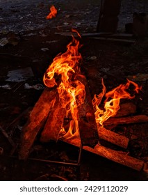 makes campfire wood burn red-hot
