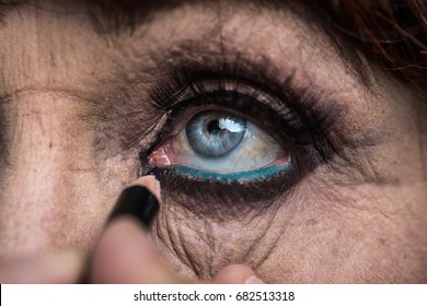 Make-up For Old Woman. Eye Of Woman Aged Open, Make-up Artist Applies Black Pencil Under Eyelids And Eyelashes. Beauty For The Elderly. Beautiful Woman For 50, 60 Years. Grandmother In Beauty Salon