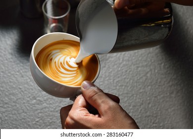 Making Of Cafe Latte Art, Leaf Shape