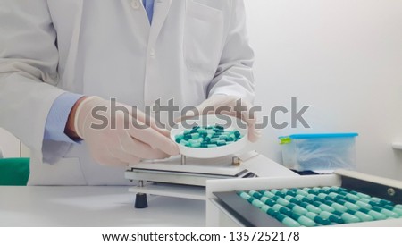 Making capsules in the pharmacy laboratory with a manual machine