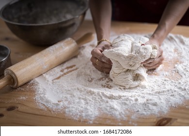 Teigbacken mit weiblichen Händen auf Bäckereien
