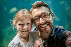 Hacer Que La Experiencia Dure Para Siempre. Retrato De Un Padre Y Su Pequeña Hija Tomando Un Selfie Juntos En Un Acuario.