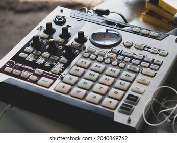 making hip hop beats on a drum machine controller and turntables in a home studio