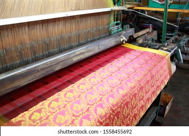 Making Of Mysore Silk Saris With Traditional Way.