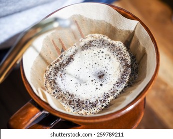 Making pour-over coffee with alternative method called Dripping.
