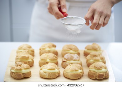 Making profiteroles