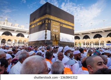 Makkah, Saudi Arabia - 8 August 2018: Muslim Pilgrims At The Kaaba In The Haram Mosque Of Mecca , Saudi Arabia, In The Morning During Hajj.