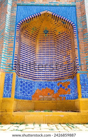 Makli Necropolis, wall with oriental ornament, blue and turquoise mosaic and arch. Beautiful funerary islamic architecture in Pakistan. 