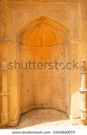 Makli Necropolis, wall with oriental ornament and arch. Beautiful funerary islamic architecture in Pakistan. 