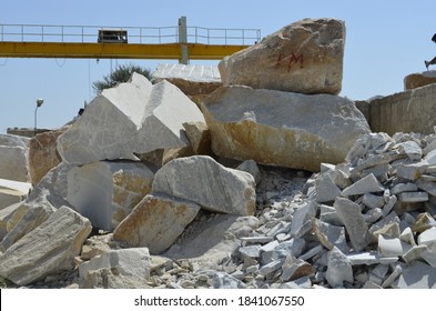 Makrana, Nagaur Rajasthan / India - 05, 2012: In Makrana, District Nagaur, A Workshop Of Makrana Marble Is Cut And Assembled To Give The Right Shape To The Marvel Stone