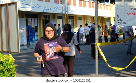 Malacca, Malaysia: 09/05/2018; Crowds Queuiup Patiently In Malacca, Malaysia To Cast Tbeir Votes During 14th Malaysian General Election Day.