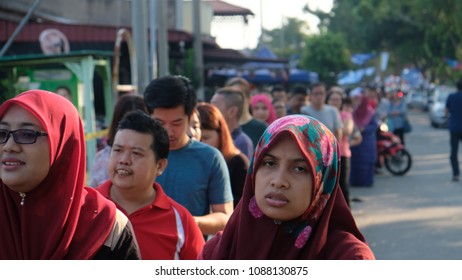 Malacca, Malaysia: 09/05/2018; Crowds Queuiup Patiently In Malacca, Malaysia To Cast Tbeir Votes During 14th Malaysian General Election Day.