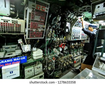 Imagenes Fotos De Stock Y Vectores Sobre Submarine Control