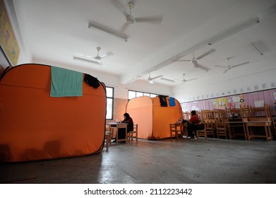 Malacca, Malaysia, JANUARY 3, 2022 : Flood Victims Been Evecuated At A Temporary Evacuation Centre In Batu Beremdam, Melaka.