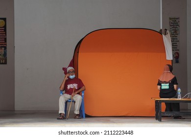 Malacca, Malaysia, JANUARY 3, 2022 : Flood Victims Been Evecuated At A Temporary Evacuation Centre In Batu Beremdam, Melaka.