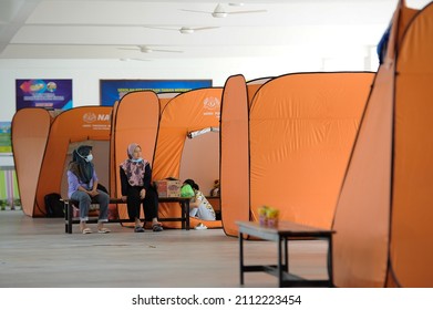 Malacca, Malaysia, JANUARY 3, 2022 : Flood Victims Been Evecuated At A Temporary Evacuation Centre In Batu Beremdam, Melaka.