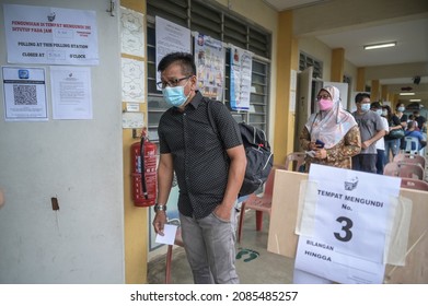 MALACCA, MALAYSIA : NOVEMBER 20, 2021 - Voters Line Up At The Polling Station In Melaka