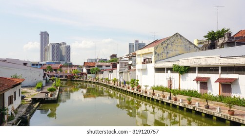 MALACCA, MALAYSIA - SEP 5, 2015. Houses And The Canal At The Old Malaysian Town In Malacca. It Was Listed As A UNESCO World Heritage Site Together With George Town On 2008.