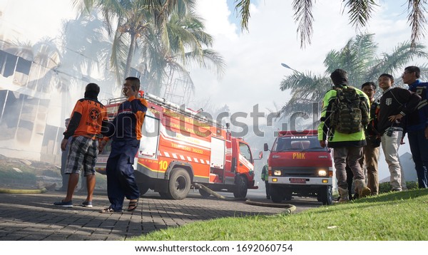 Malang City, March 2020 - Rapid fire action of\
firefighters during a\
fire