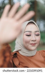 Malang, Indonesia - August 7, 2022 : A Woman Posing With Fern Leaves On The Sidelines Of A Pre-wedding Photo Shoot With A Casual Concept