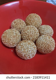 Malang, Indonesia. July 2022, Indonesian Traditional Snack Known As Onde Onde. Onde Onde Made Of Wheat Flour,  Fill With Mung Bean Powder And Sprinkled With Sesame Seeds.