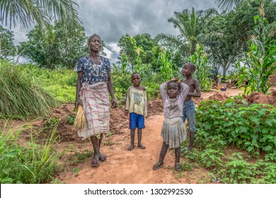 Malange / Angola - 12 08 2018 : View Of An Angolan Family, Mother With Her Three Children, In Front Of Her Small Farmland