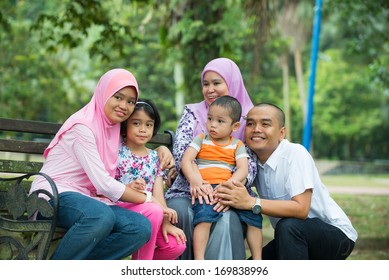 Portrait Indian Family Six Enjoying Picnic Stock Photo 1534194935 ...