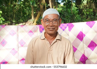 MALAYSIA - FEBUARY 11:Malay Man At The Morning Market On March 11 2009 In Pahang,Malaysia. This Old Man Sells His Mat At Market Or Pasar In Malay 