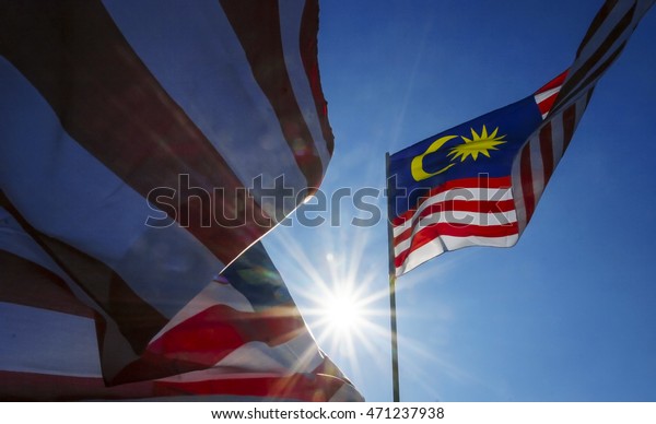 青い空を持つジャルール ゲミラン波としても知られるマレーシアの国旗 独立記念日やメルデカの日に合わせて国旗を掲げる の写真素材 今すぐ編集