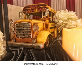 Imagenes Fotos De Stock Y Vectores Sobre Autobus Amarillo