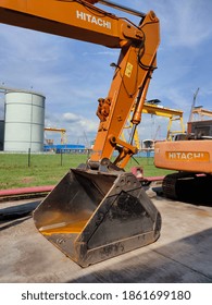 Malaysia, Perak, 23 November 2020: Selective Focus.HITACHI Large Bucket Loader On The Floor With Blue Sky Background.Shot Were Noise And Artifacts In Full Resolution.