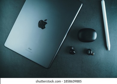 Malaysia, Shah Alam, June 20, 2020: IPad Air 3 Releases From Apple Company, Release Of This Ipad Model In 2019. Pair Of Black Realme Wireless Earbuds With IPad.