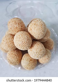 Malaysian All Time Favourite.Traditional Kuih Onde Onde.