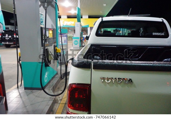 Malaysiaoct 292017a Car Fueling Petronas Petrol Stock Photo (Edit 