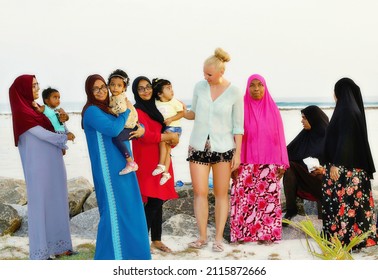 MALDIVES – THULUSDHOO – JANUARY 2020 - Czech Traveller Lenka Kopalova Posing With A Triplets Women And Large Maldivian Family Watching The Sunset On The Island.